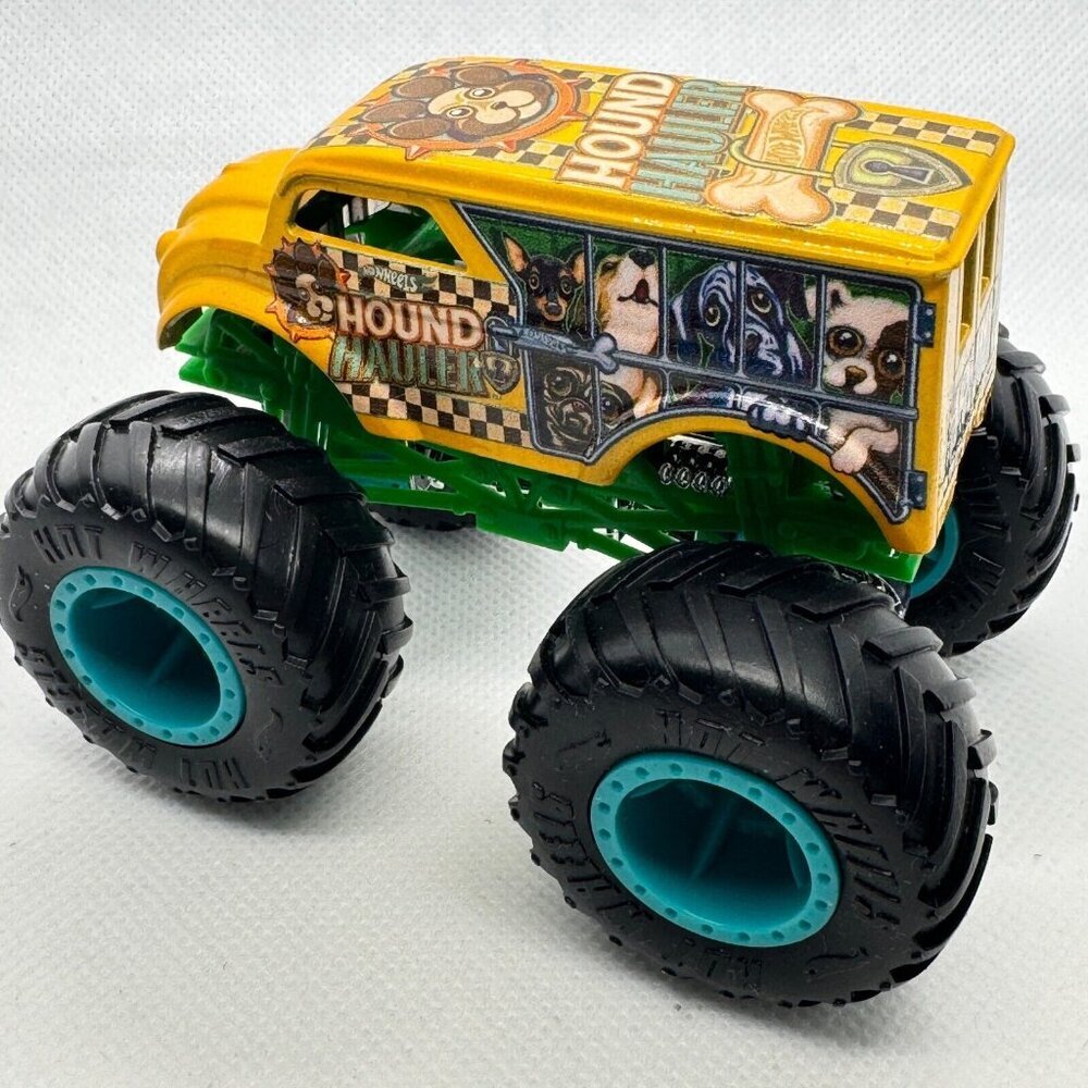 Hot Wheels Monster Jam Monster Truck HOUND HAULER 1:64 Diecast